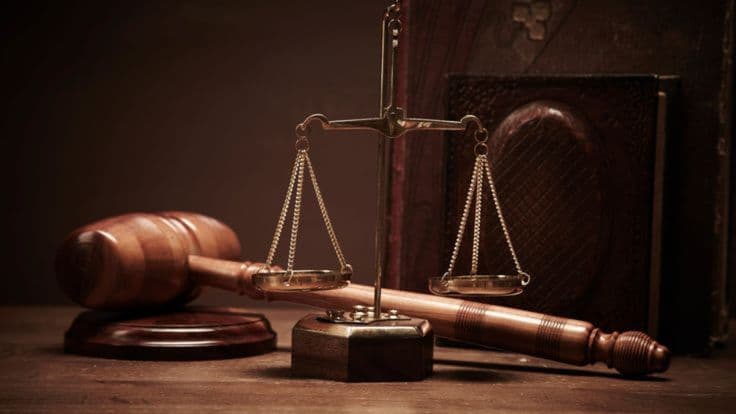 Ketika Hukum Berjalan di Atas Kabel Data: Implikasi Era Digital Terhadap Keadilan Kita