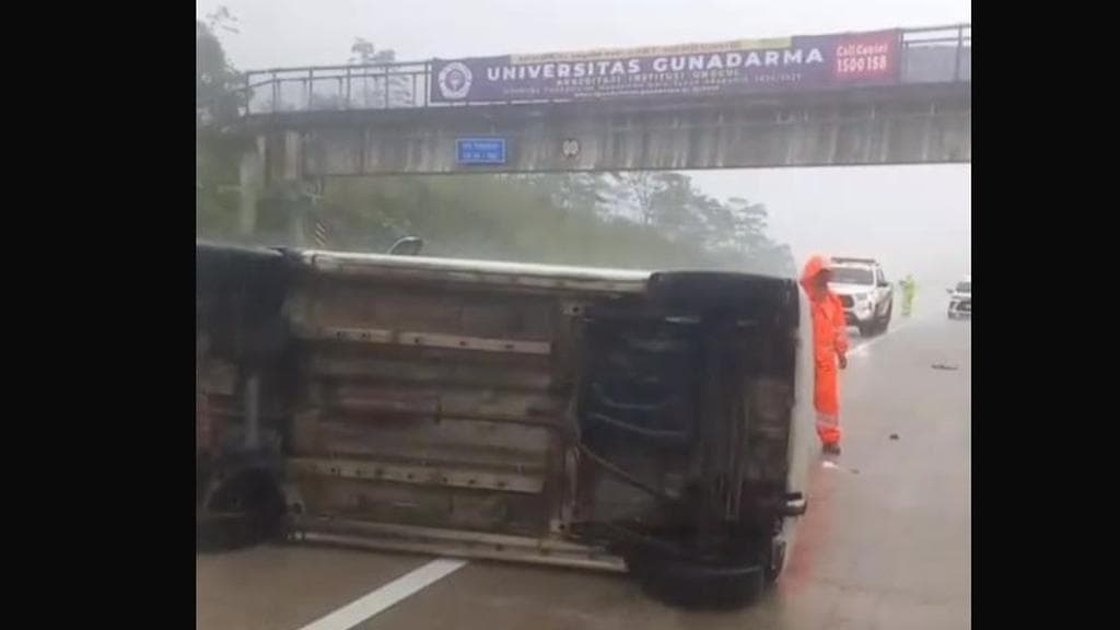 Hujan Deras di Tol Bocimi, City Car Terguling: Kisah Selamat yang Mengingatkan Kita Tentang Keselamatan Berkendara