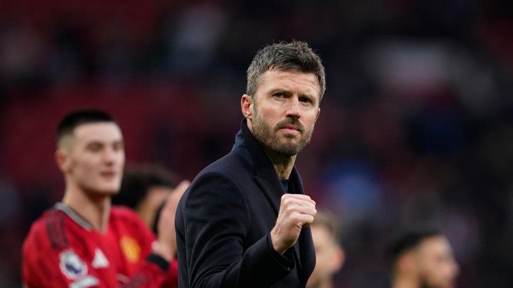 Mengapa Manchester United Berpikir Dua Kali Sebelum Menetapkan Carrick? Analisis Strategi Jangka Panjang di Old Trafford
