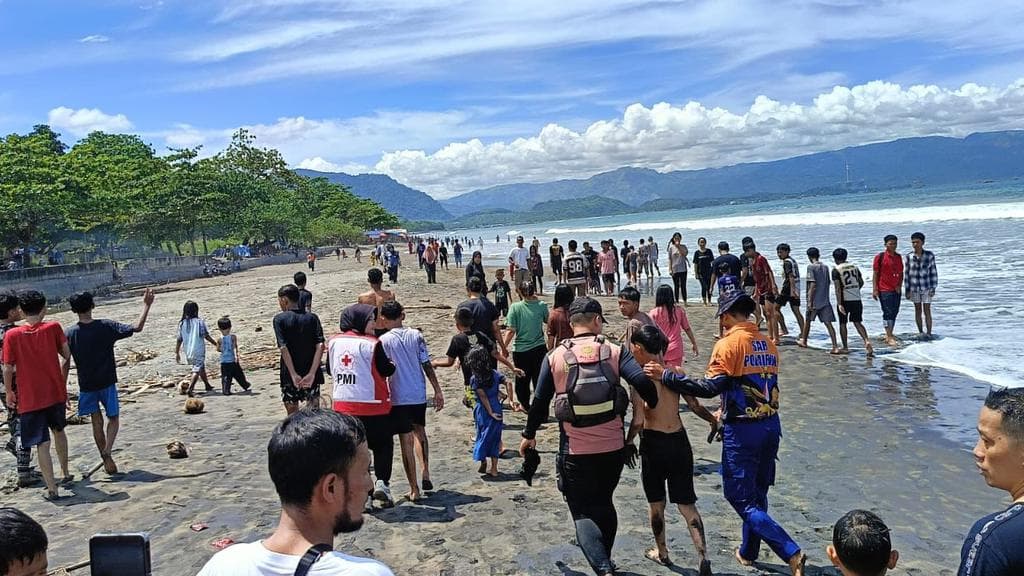 Kisah Nyata di Pantai Istiqomah: Ketika Arus Laut Menjadi Ujian Nyata bagi Tiga Remaja Bogor