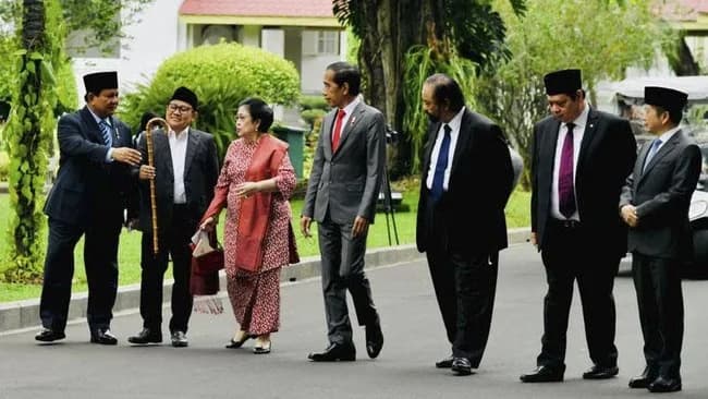 Ketika Kekuasaan Berbicara dengan Satu Suara: Renungan Filosofis tentang Demokrasi Indonesia di Era Kabinet Merah Putih