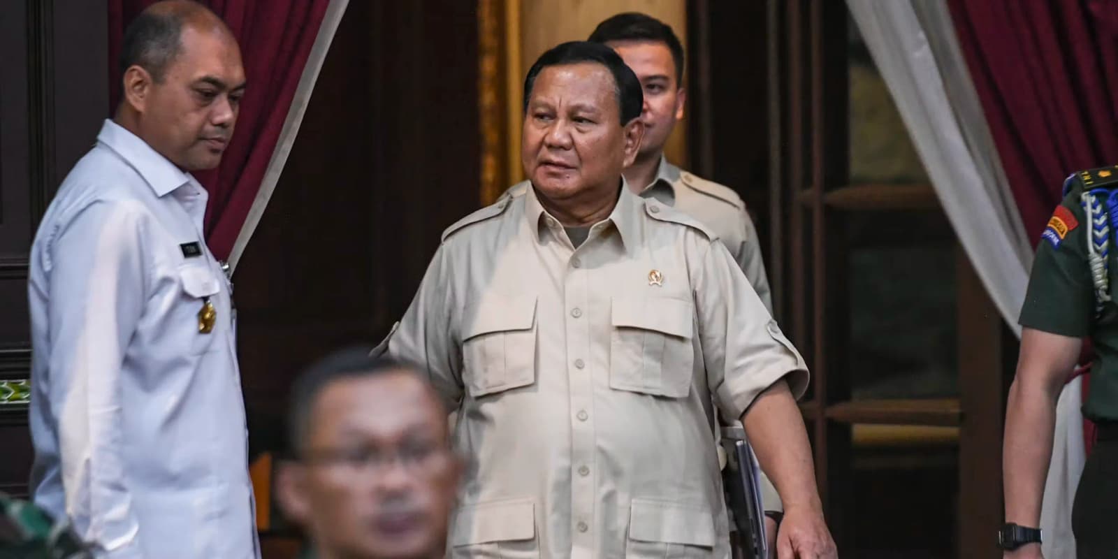 Kuasa yang Meredam Kritik: Renungan Filosofis tentang Kartel Politik dan Harapan Demokrasi